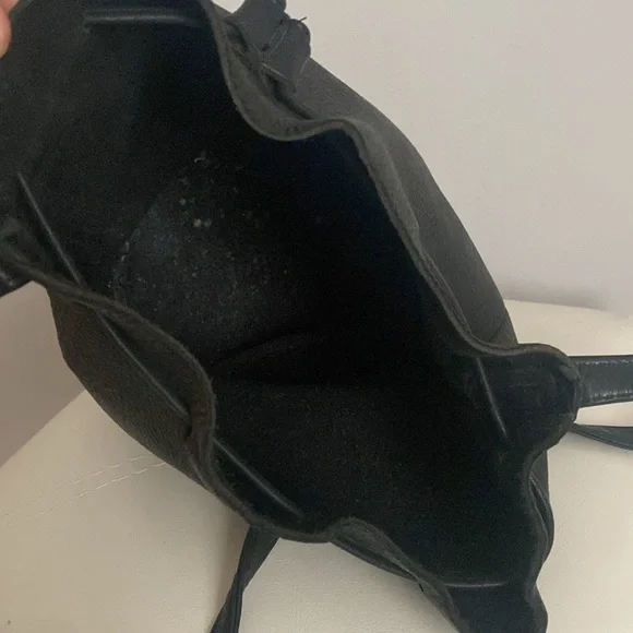 BAGGU Black Crossbody Bag with Sleek Design - Picture 7 of 9